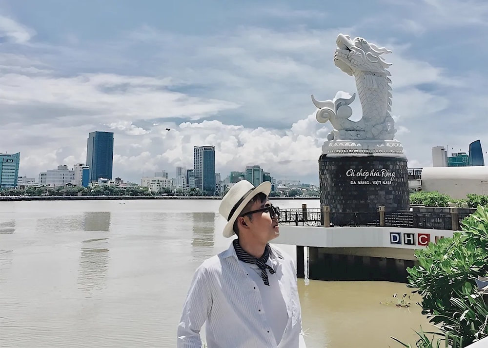 Để có những bức ảnh đẹp nhất, bạn nên chọn thời gian sáng sớm hoặc hoàng hôn, khi ánh sáng dịu nhẹ làm tôn lên vẻ đẹp của tượng